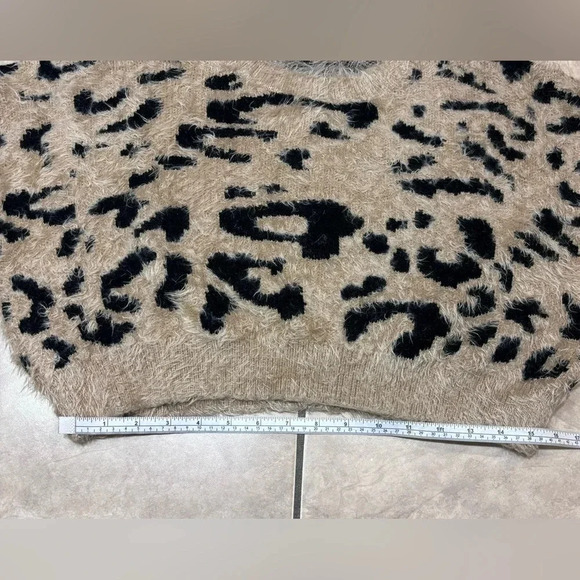 Blue Blush Oversized Crop Style Animal Print Fuzzy Faux Fur Sweater Size M - Picture 8 of 8